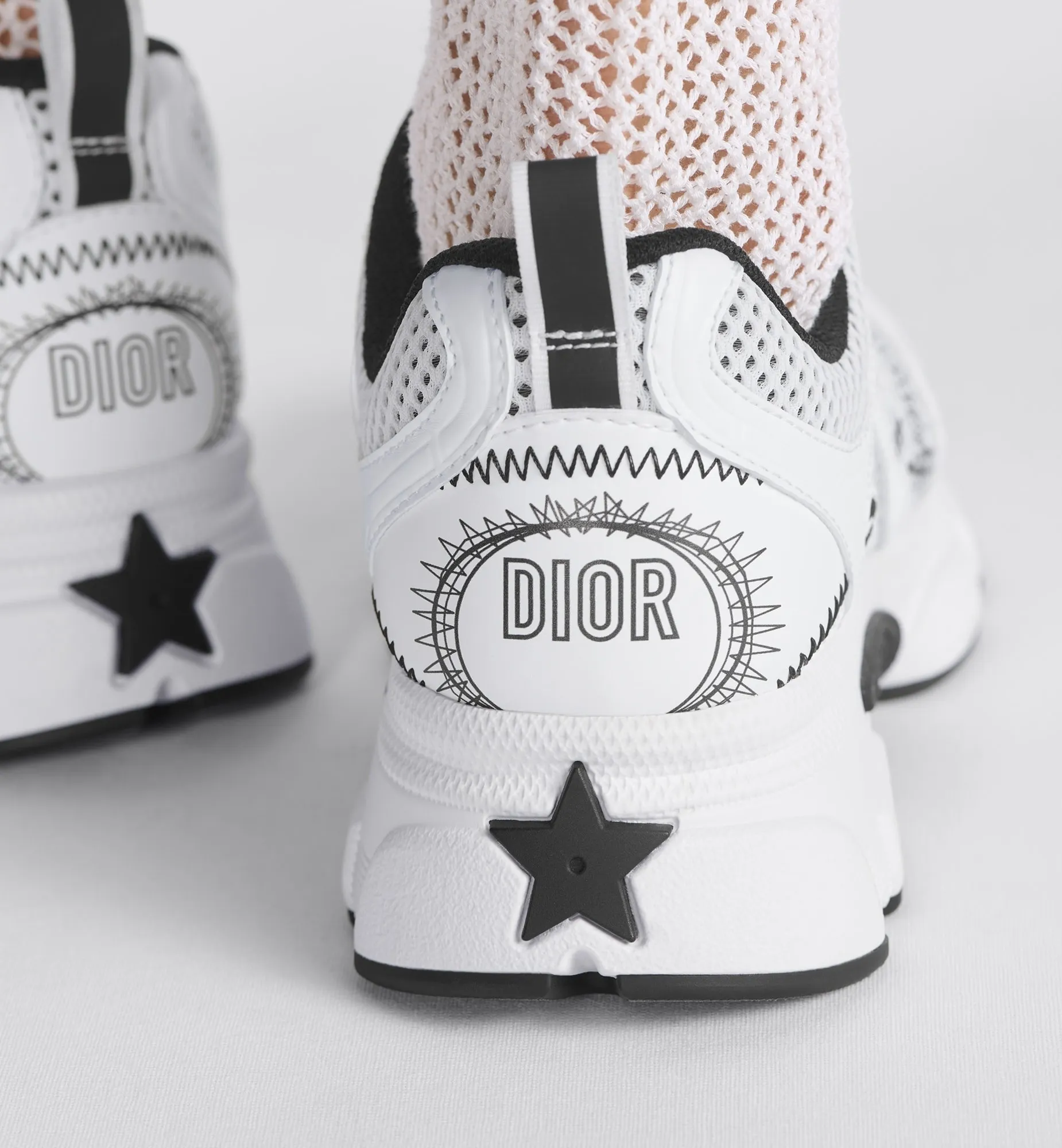 👟👟Ex-factory price 560👟👟 Dior Casual Sports Shoes Dad Shoes This new Dior Chrono sports shoe autumn ready-to-wear series reinterprets running shoes with Dior's high-end style. White and black mesh fabric with leather-effect panels, CD logo on the sides, star patch on the tongue and Dior logo on the heel, many details highlight the style. Using two-color laces, lightweight soles with star decoration, it can create a casual look all year round ▪️Size: 35-40